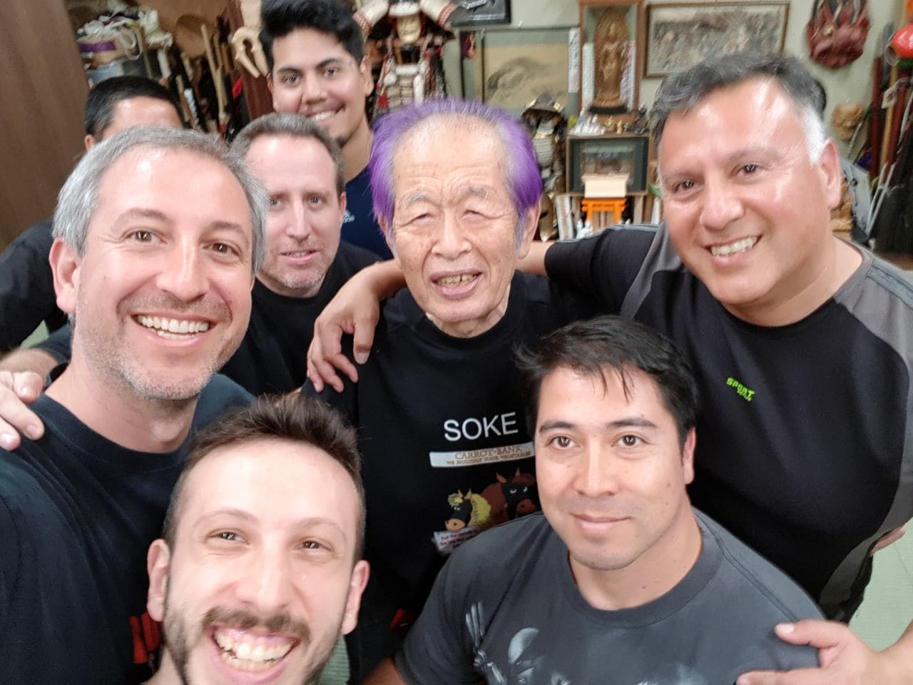 Dr. Masaaki Hatsumi junto a alumnos
